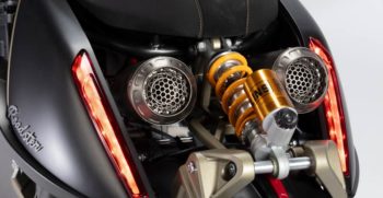 roadster-400-italjet-noir-or-serie-limitee-echappement-akrapovic-double